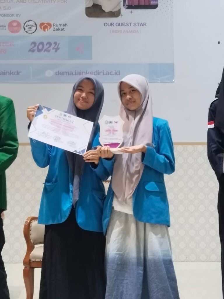 Rania Nur Sazzida dan Nadin Az-Zahro’ Juara 1 Lomba Esai MANFEST 2024